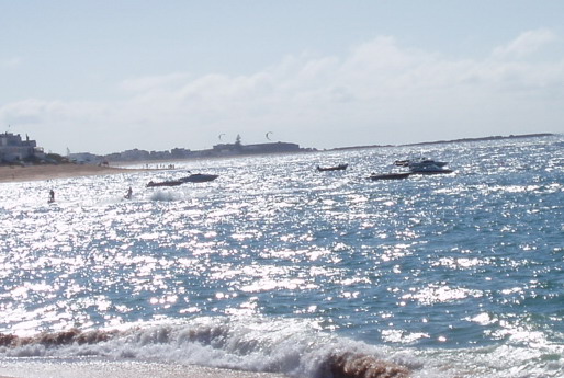 parapentes motos de agua y lanchas motoras en las playas de Miami.jpg